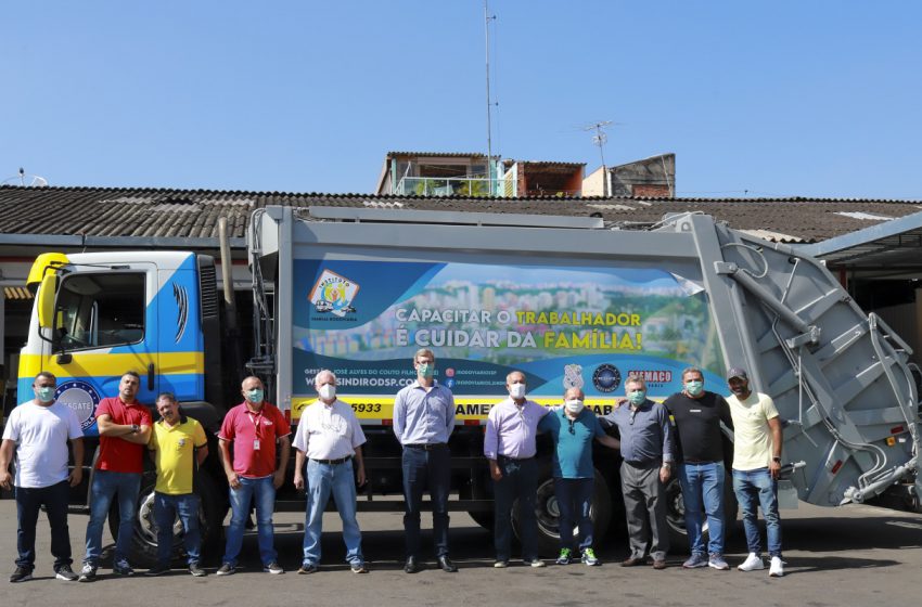 Caminhão de treinamento pretende habilitar trabalhadores da Limpeza Urbana para atuar como motoristas