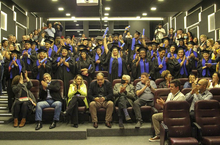  Central de Cursos do SIEMACO-SP celebra 45 novos formandos na Educação Continuada, com festa no auditório do sindicato