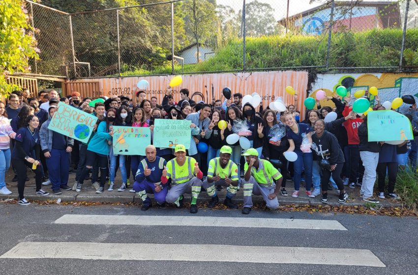  Professores e alunos prestam homenagem a trabalhadores da coleta no Jaraguá