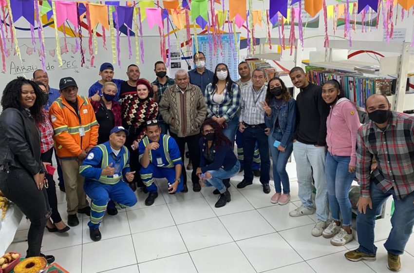  Alunos e professores se confraternizam em festa junina na sala de aula da EcoSampa