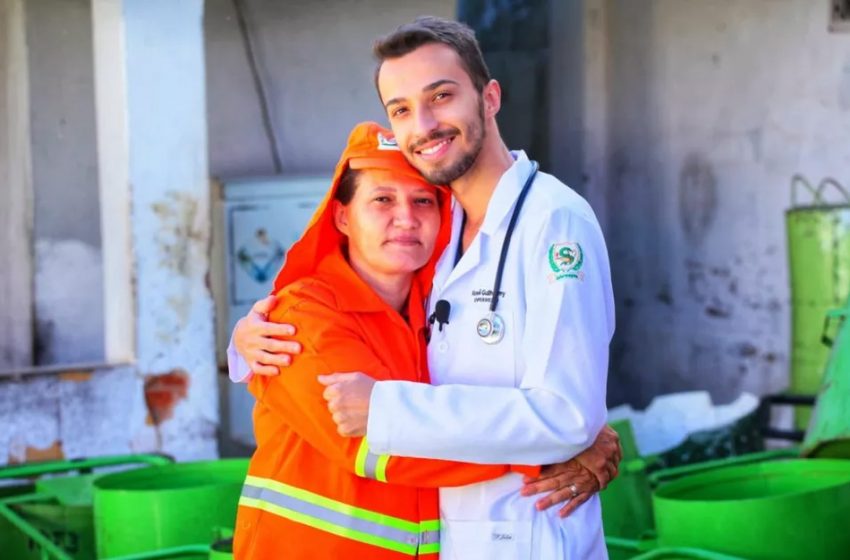  Filho de gari, enfermeiro faz homenagem à mãe nas fotos de formatura