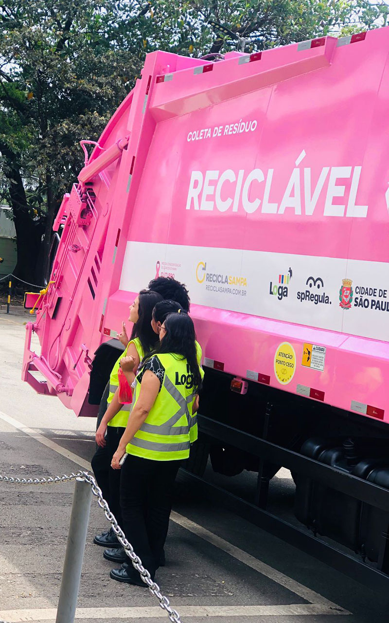 Caminhão rosa na cidade 