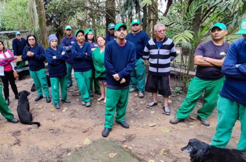  Trabalhadores de Áreas Verdes cruzaram os braços no Parque do Carmo por atraso no pagamento do salário e benefícios