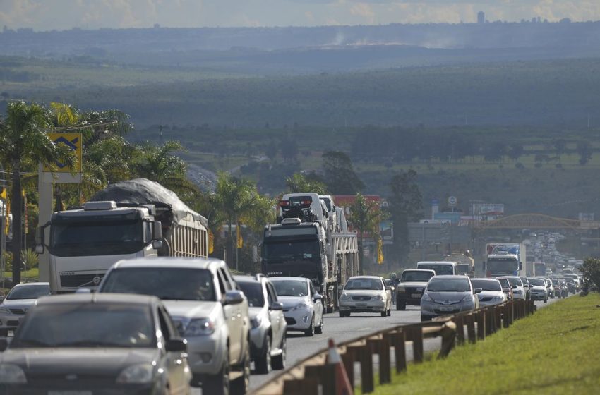  Acidentes em rodovias federais durante o feriado causaram 72 mortes