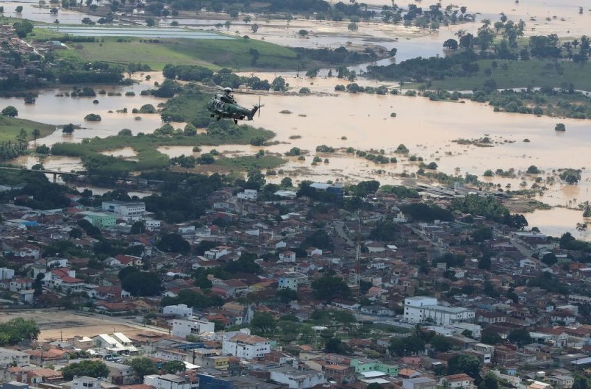  Brasileiro já pode receber alertas de desastres naturais por WhatsApp
