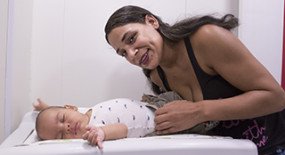  Com o filho nos braços, a boa nova do Benefício Natalidade