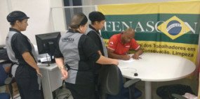 Equipe da limpeza da Arena Corinthians não marca gol, mas comemora eleição da CIPA