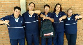 Famílias em luto convivem com paralisação da equipe da limpeza, no Cemitério de Perus