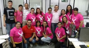 Mesmo em novembro, trabalhadoras da Loga (Vila Maria) vestem rosa para prevenir e combater o câncer de mama