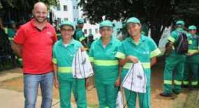  Na comunidade e garagem, a homenagem do Siemaco às mulheres da limpeza urbana pelo Dia Internacional da Mulher
