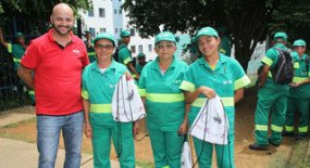 Na comunidade e garagem, a homenagem do Siemaco às mulheres da limpeza urbana pelo Dia Internacional da Mulher