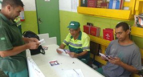 Siemaco distribui cópias da Convenção Coletiva para trabalhadores da Limpeza Urbana