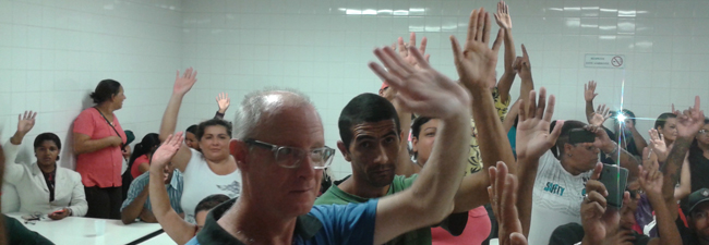 Abandonados pela empresa, a equipe de limpeza que presta serviço na Assembleia Legislativa paralisou as atividades
