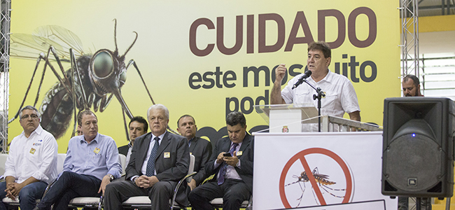  Agora é guerra. A equipe da limpeza urbana de São Paulo entrou de vez na luta contra a dengue