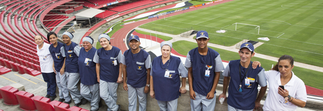 Antes e depois do futebol, o time da limpeza entra em campo, no estádio do Morumbi