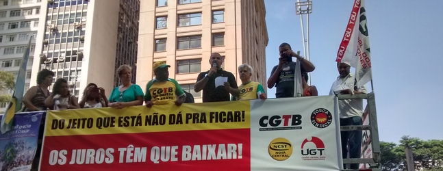  Centrais sindicais protestam contra a alta de juros em dez estados brasileiros