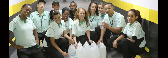 Preservando cada gota de água: equipe de limpeza dá exemplo de conscientização, com custo zero