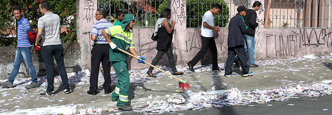  Em São Paulo, varredores trabalham para limpar a sujeira das eleições