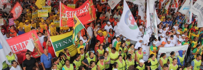 Líderes sindicais marcham juntos pela reforma política, no centro econômico de São Paulo
