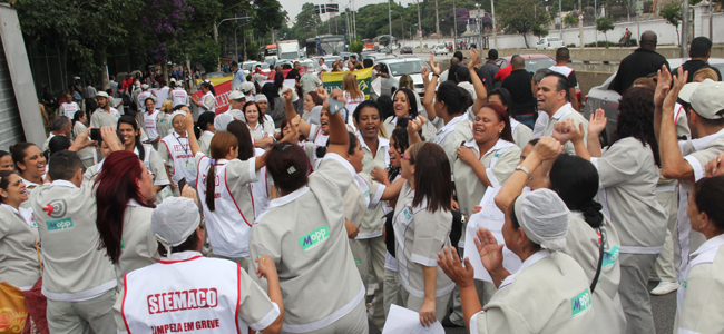  Trabalhadores da limpeza hospitalar protestam em frente à Secretaria Estadual de Saúde, com o apoio do Siemaco