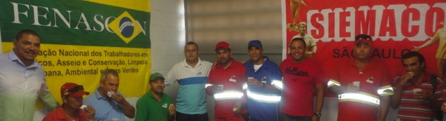 Trabalhadores do Aterro Bandeirantes se confraternizam durante café da manhã promovido pelo Siemaco