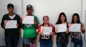 Alunos recebem certificado de conclusão do curso de informática na subsede do Siemaco