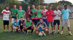  Atletas nas ruas, equipe da Ecoubis Leste diverte-se jogando bola