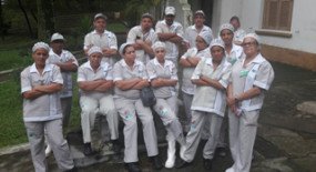 Braços cruzados em forma de protesto por direitos trabalhistas