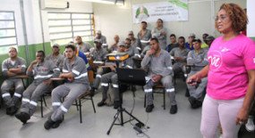 Coletores e motoristas da Estre aderiram ao Outubro Rosa
