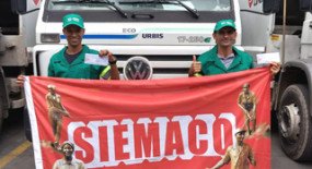 Coletores recebem prêmios conquistados ao vencerem a III Corrida Sindeac de Garis
