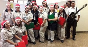 Coral de trabalhadores da limpeza do Instituto da Criança traz mensagem de esperança aos pacientes
