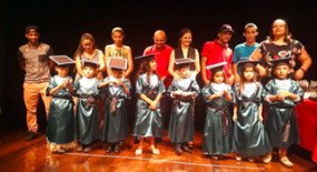 Crianças e pais comemoram formatura de turma da creche Siemaco-SP
