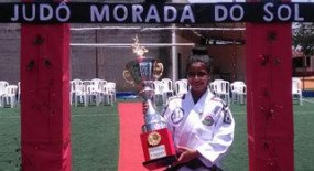  De volta ao tatame, judoca Beatriz leva a taça de terceiro lugar entre os campeões