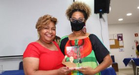 Diretora do SIEMACO-SP, Andrea Ferreira, recebe o Prêmio Nelson Mandela