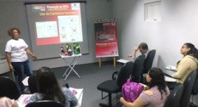 Diretora do Siemaco homenageia categoria costumizando bonecos representando os trabalhadores da limpeza
