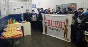 Equipe de Comércio faz filiações e entrega carteirinhas no Shopping Center Norte