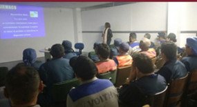  Equipe de limpeza da Ford recebe diretora do Siemaco para aprender sobre saúde