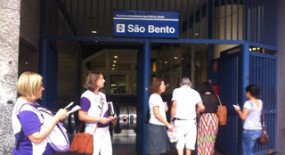 Equipe feminina do Siemaco faz panfletagem durante os 16 Dias de Ativismo Pelo Fim da Violência Contra as Mulheres