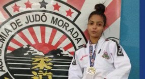  No tatame, a judoca adolescente, Maria Beatriz, coleciona vitórias