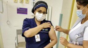 Profissional da limpeza e aluna da Central de Cursos é vacinada contra a covid-19