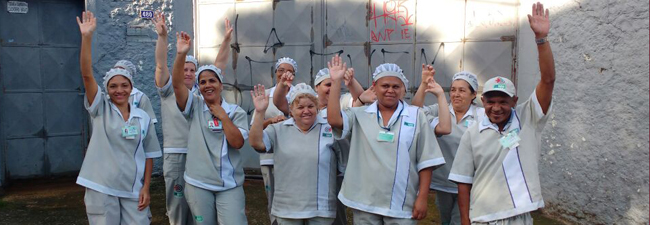  Sem receber 13º Salário, trabalhadores da limpeza hospitalar cruzam os braços