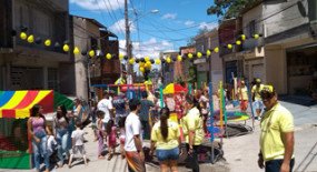 Sindicato cidadão realiza festa de Natal das crianças com time de futebol de Taipas