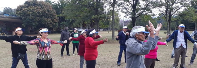 Trabalhadores inativos mostram que tem energia até para esquentar o inverno no parque
