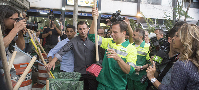 Vestido de gari, prefeito de São Paulo, João Doria, enaltece o profissional da Limpeza Urbana e garante que trabalhará por uma “Cidade Linda”