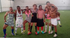  Vestidos de mulher, coletores da Loga (Jaguaré) celebram mais um ano de trabalho e união com muito bom-humor