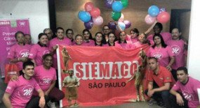Vestindo a camiseta rosa do Siemaco para debater o câncer de mama