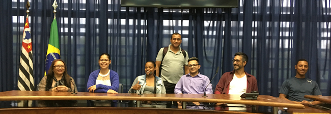 Alunos da Central de Cursos do Siemaco são recebidos com honra na Alesp e têm uma aula prática de política