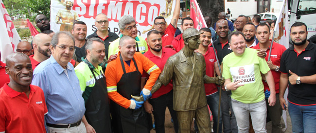  Cidade Linda chega à Praça Marechal Deodoro onde está instalado o Monumento ao Trabalhador de Limpeza