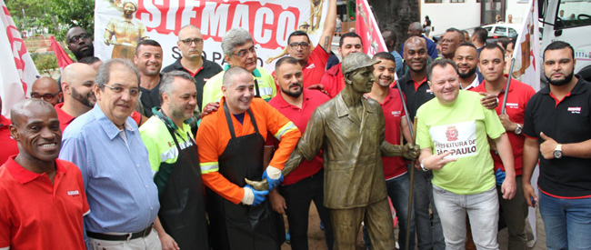 Cidade Linda chega à Praça Marechal Deodoro onde está instalado o Monumento ao Trabalhador de Limpeza