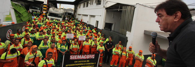 Trabalhadores da Limpeza Urbana, apoiados pelo Siemaco, realizam protestos aderindo à Greve Geral